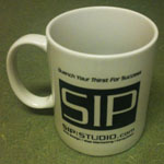 In 2002, new cup, SIP | STUDIO. In 12 cups x 5 mail cup = 60 cup! White cup and black “SIP.”